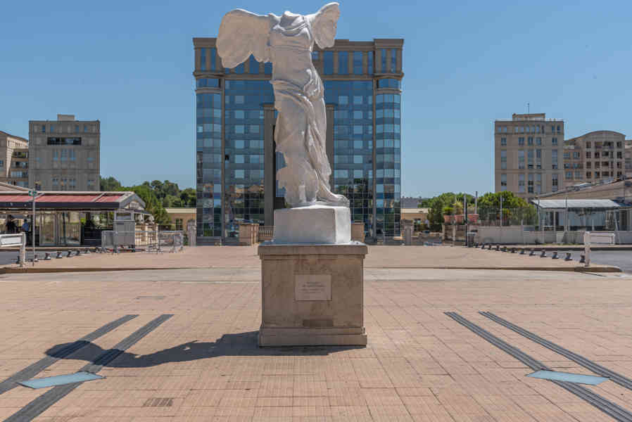 Francia - Montpellier 068 - barrio Antygona - Esplanada de Europa - escultura Venus de Samotracia.jpg